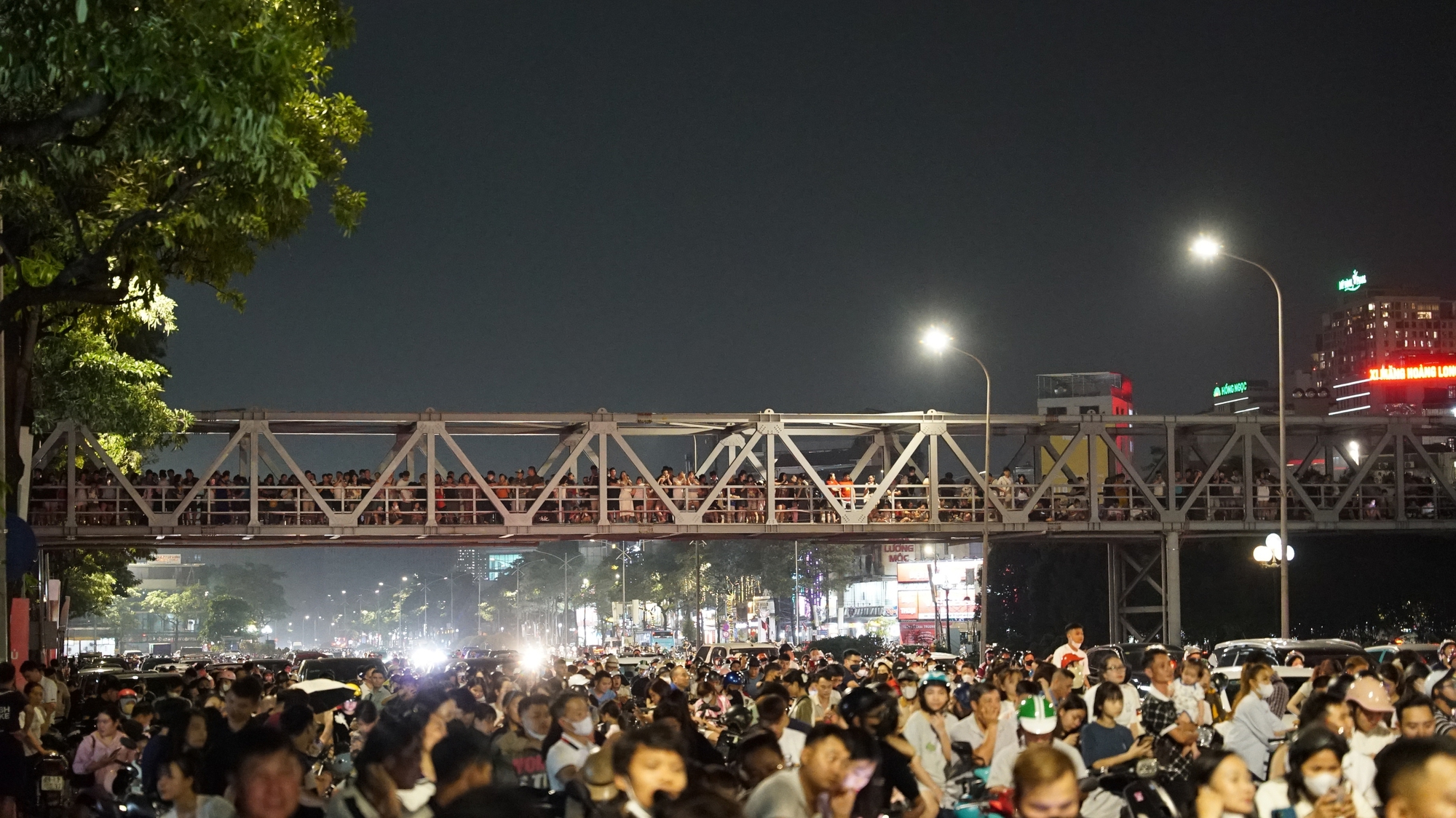 Biển người đổ về sân vận động Mỹ Đình tối nay- Ảnh 9.