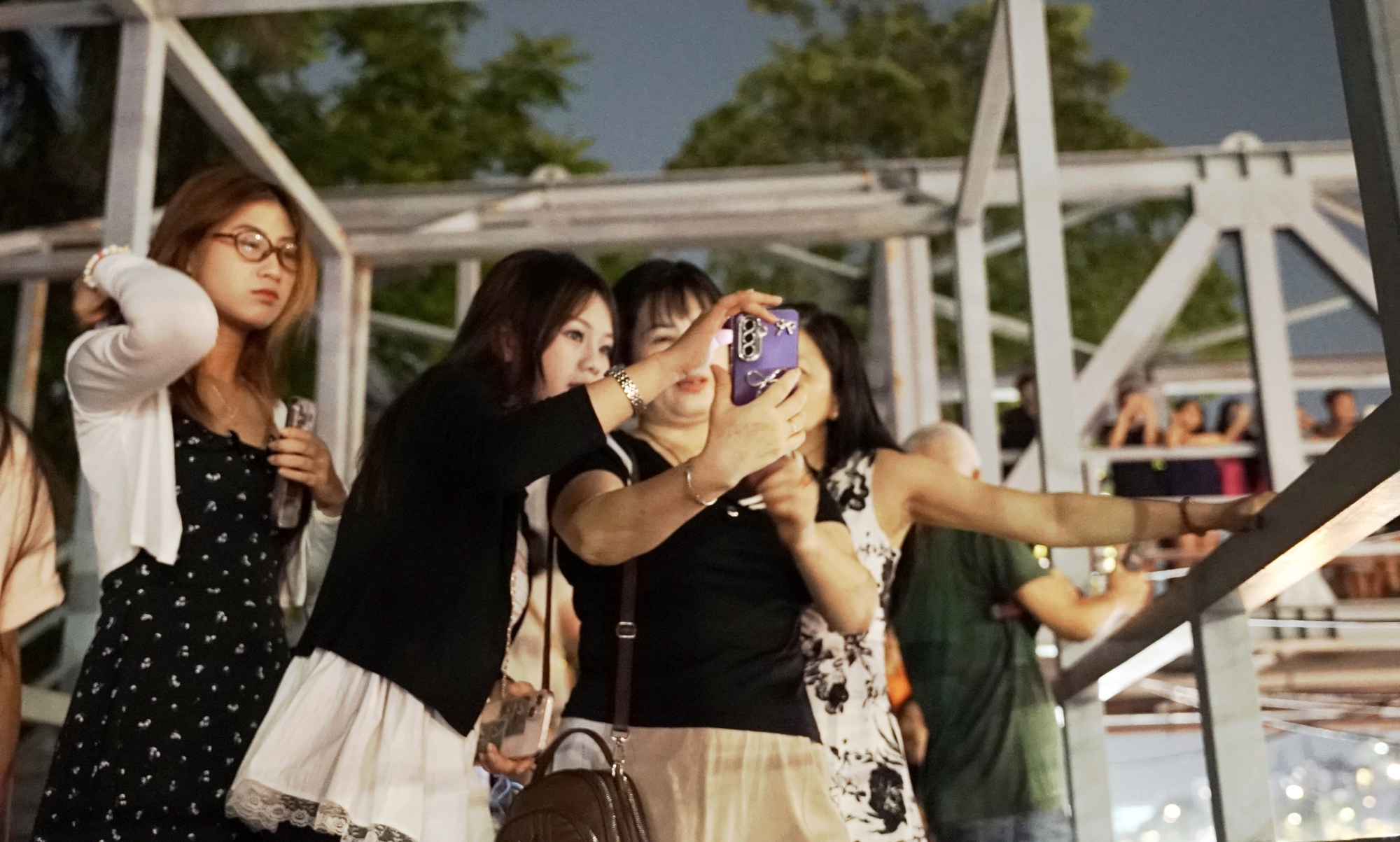 Biển người đổ về sân vận động Mỹ Đình tối nay- Ảnh 10.