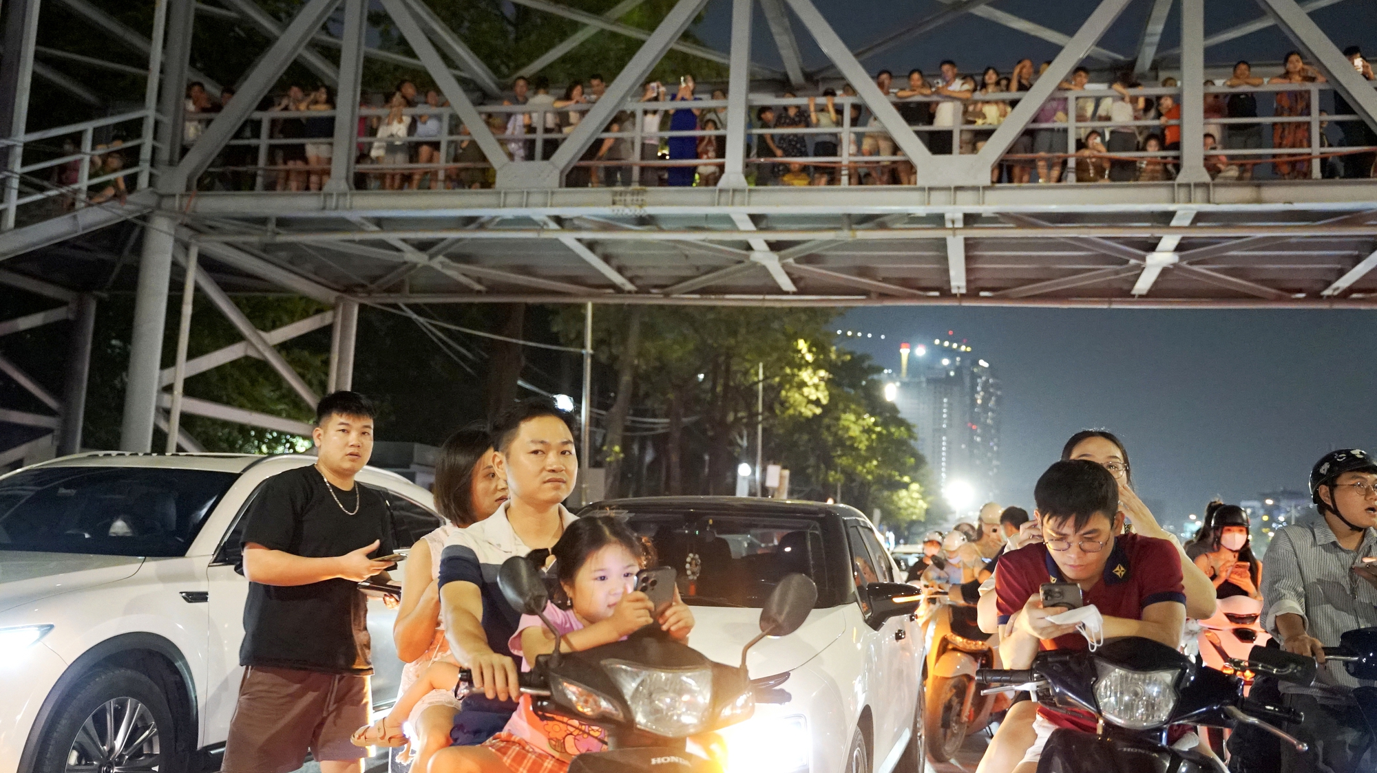 Biển người đổ về sân vận động Mỹ Đình tối nay- Ảnh 12.