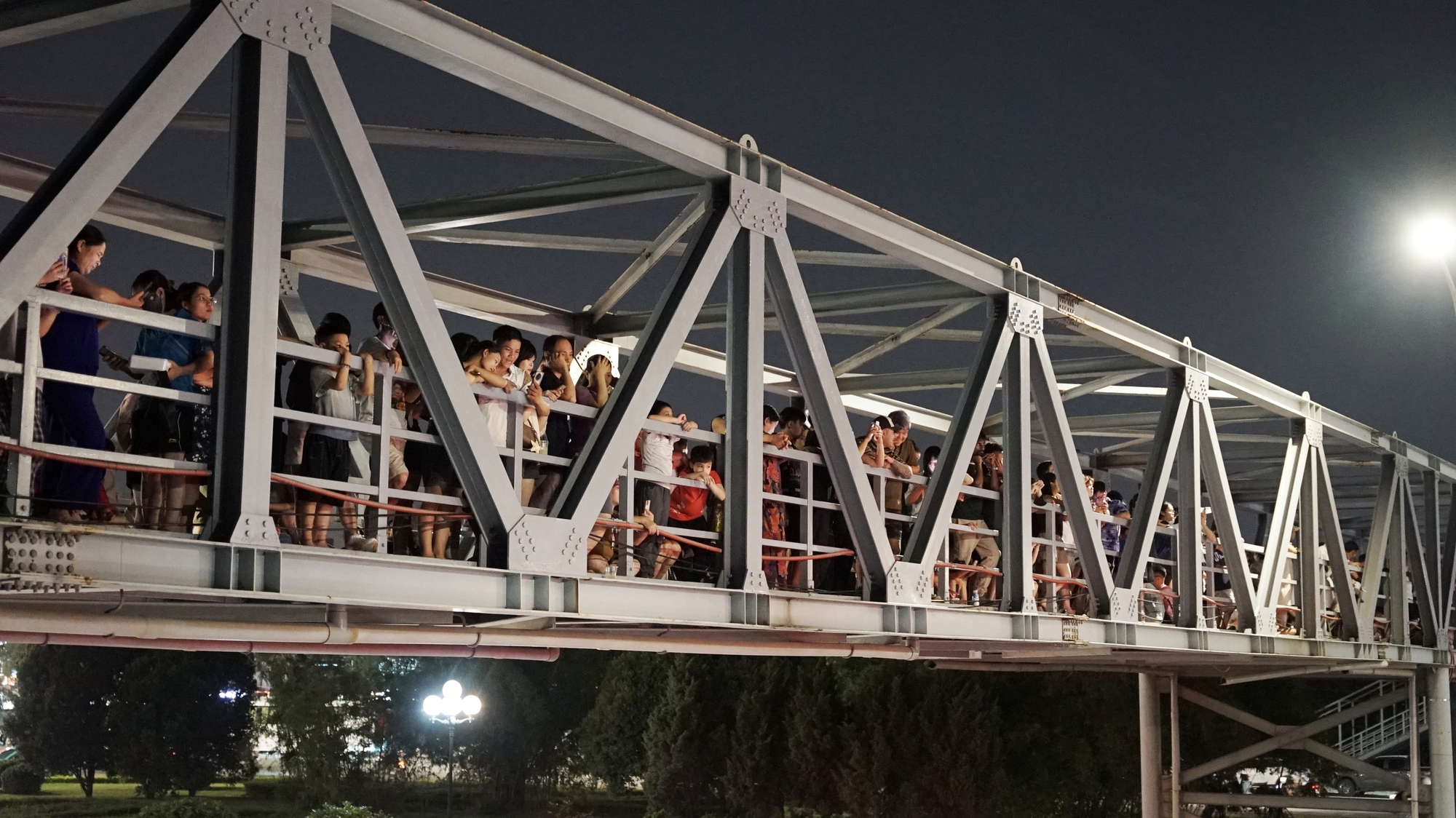 Biển người đổ về sân vận động Mỹ Đình tối nay- Ảnh 13.