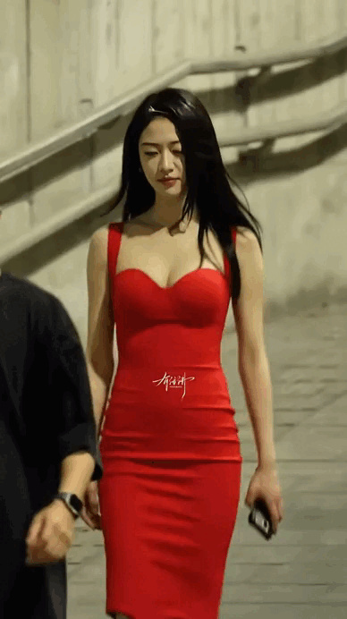 Mỹ nữ diện váy đỏ khoe lưng trần viral khắp xứ Trung: 1,4 tỷ dân khó ai làm lại- Ảnh 3.