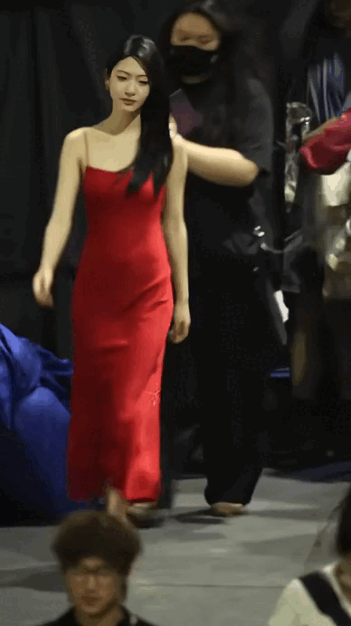 Mỹ nữ diện váy đỏ khoe lưng trần viral khắp xứ Trung: 1,4 tỷ dân khó ai làm lại- Ảnh 2.