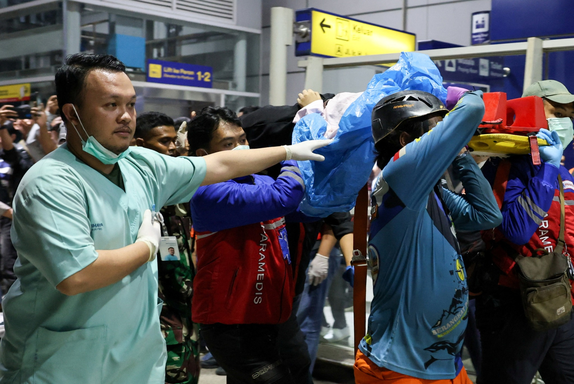 Hiện trường thảm kịch 2 tàu hỏa đâm nhau tại Indonesia: Ít nhất 7 người thiệt mạng, 81 người bị thương- Ảnh 7.