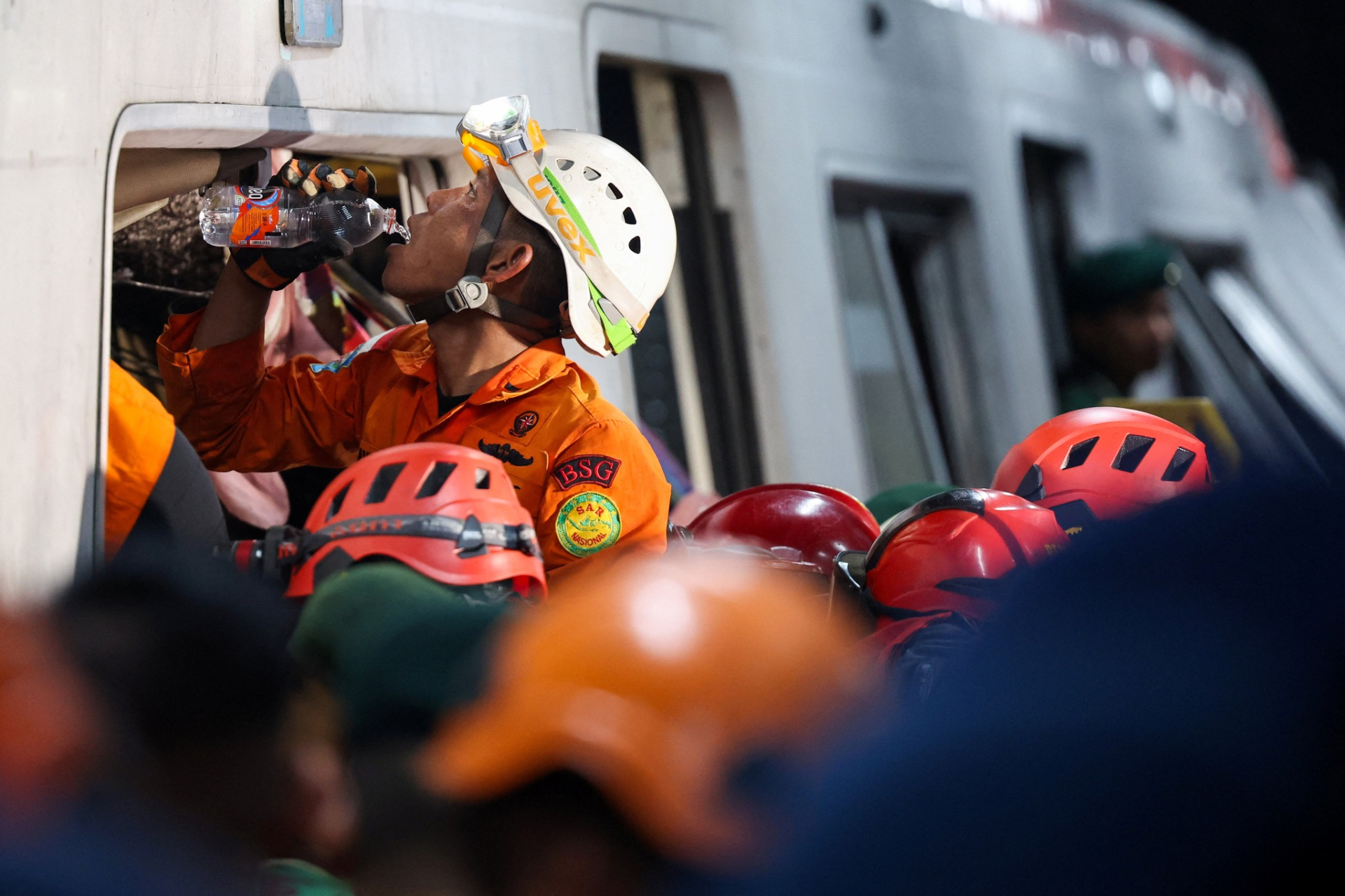 Hiện trường thảm kịch 2 tàu hỏa đâm nhau tại Indonesia: Ít nhất 7 người thiệt mạng, 81 người bị thương- Ảnh 4.