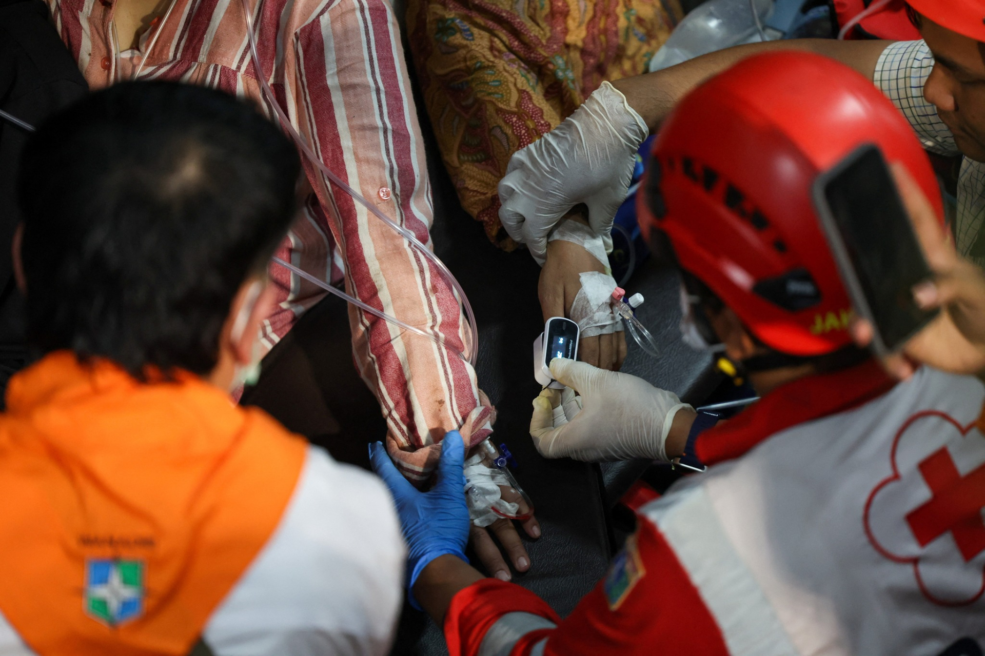 Hiện trường thảm kịch 2 tàu hỏa đâm nhau tại Indonesia: Ít nhất 7 người thiệt mạng, 81 người bị thương- Ảnh 6.