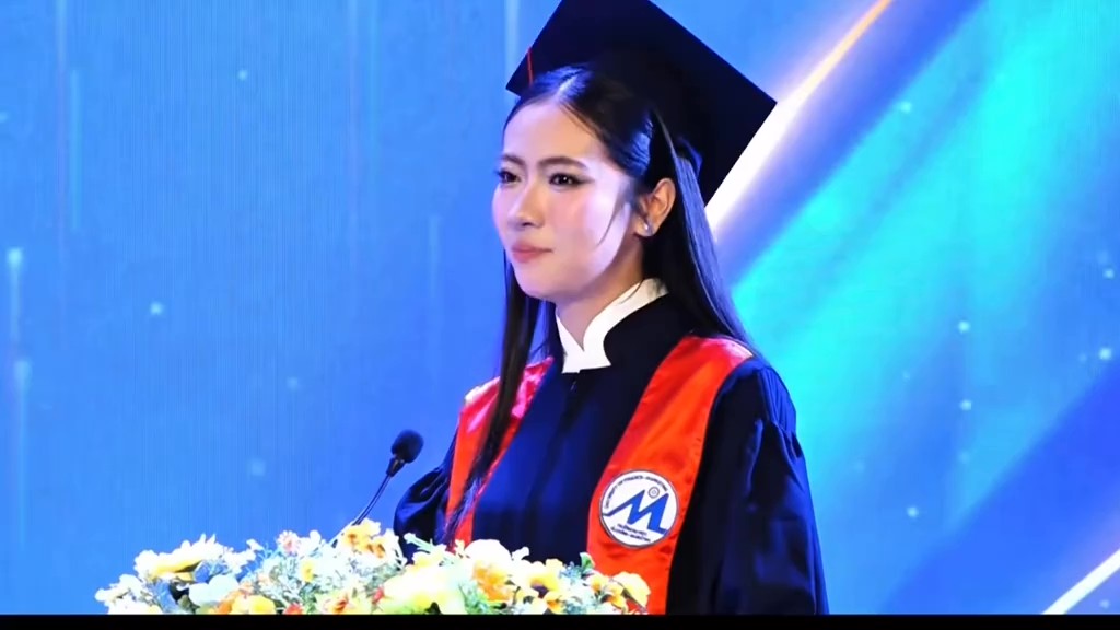 Danh tính cô gái "đổi giọng hát lấy tri thức" tại lễ tốt nghiệp đang viral: Là Á khôi cuộc thi danh tiếng! - Ảnh 1.