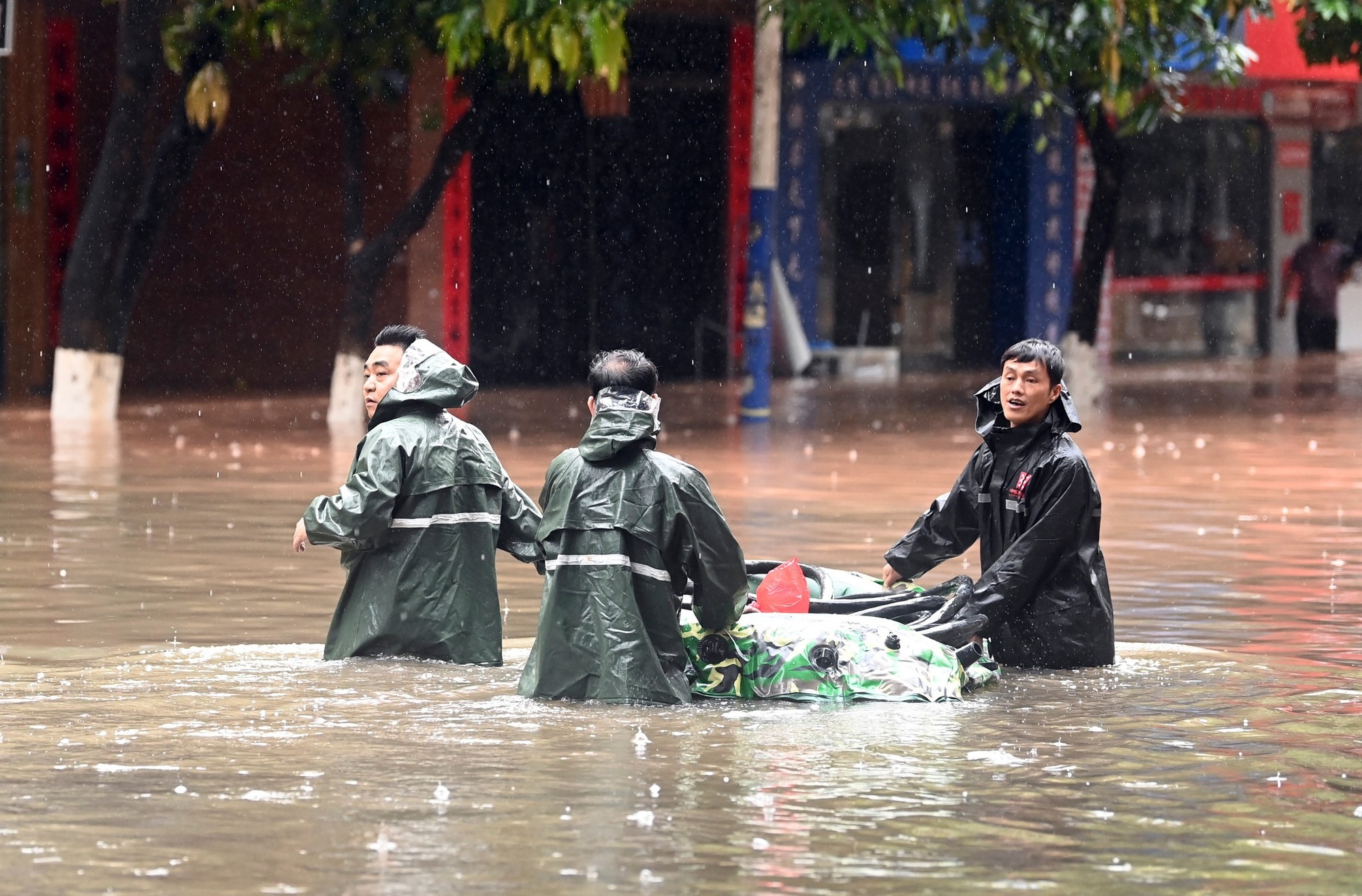 Trung Quốc: Khâm Châu hứng chịu trận mưa lớn kỷ lục trong 10 năm qua - Ảnh 7.