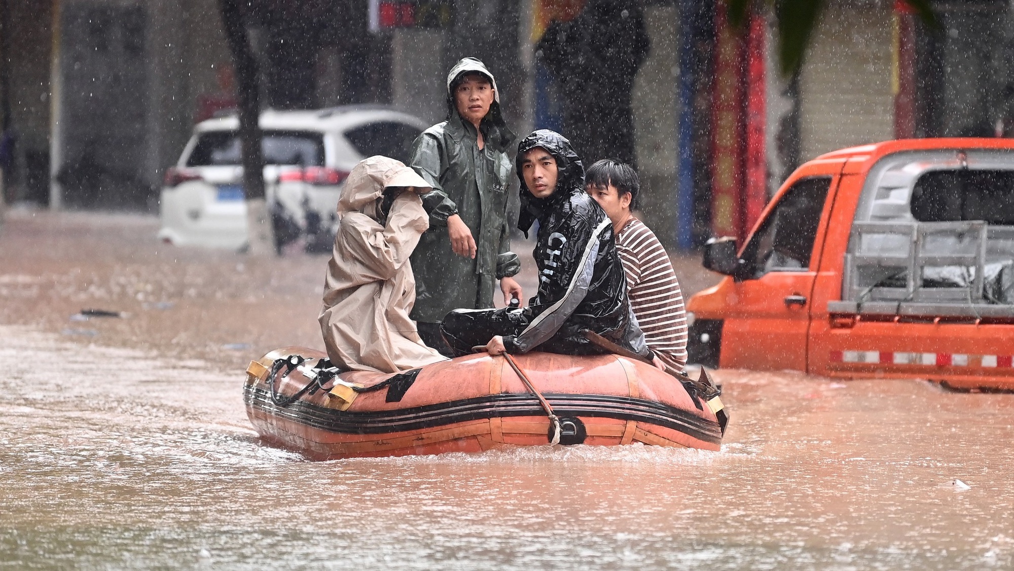 Trung Quốc: Khâm Châu hứng chịu trận mưa lớn kỷ lục trong 10 năm qua - Ảnh 6.