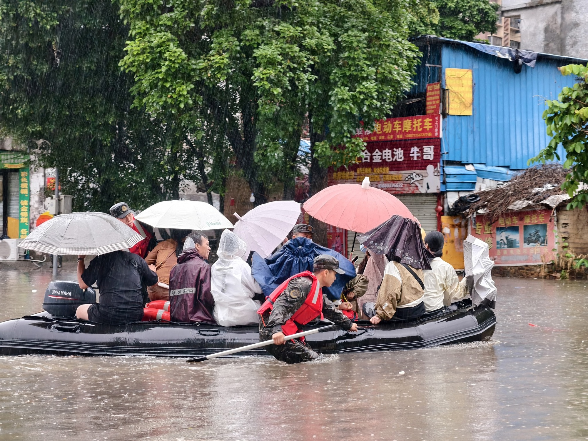 Trung Quốc: Khâm Châu hứng chịu trận mưa lớn kỷ lục trong 10 năm qua - Ảnh 5.