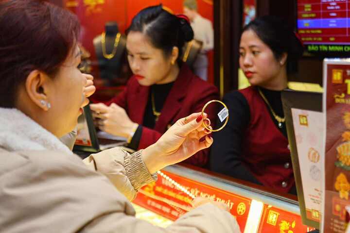 Nên vay vàng trong dân hay khuyến khích người dân bán vàng?- Ảnh 1.