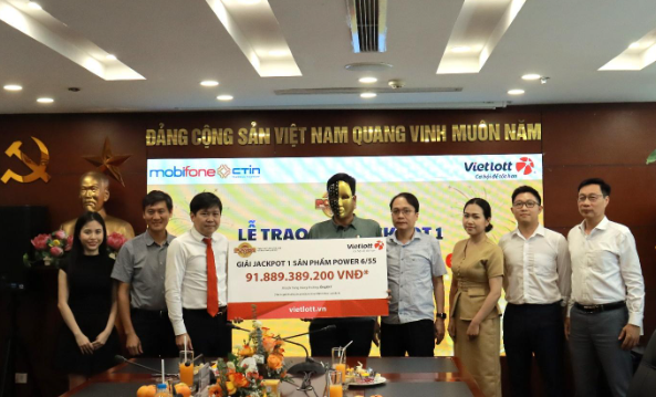 Chọn mua vé số Vietlott theo phong thủy, một doanh nhân ở Ninh Bình trúng giải Jackpot 1 - Ảnh 1.