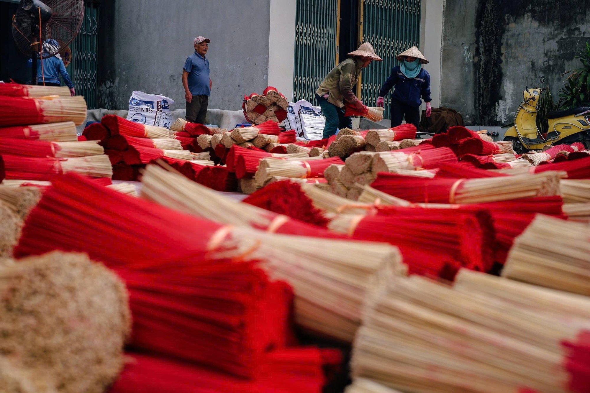 Cách Hà Nội chỉ 1 giờ chạy xe có một ngôi làng "đẹp như tranh vẽ" lên báo Tây liên tục: Mỗi tháng làm 50 tấn hương, xuất khẩu đi cả Ấn Độ - Trung Quốc - Ảnh 3.