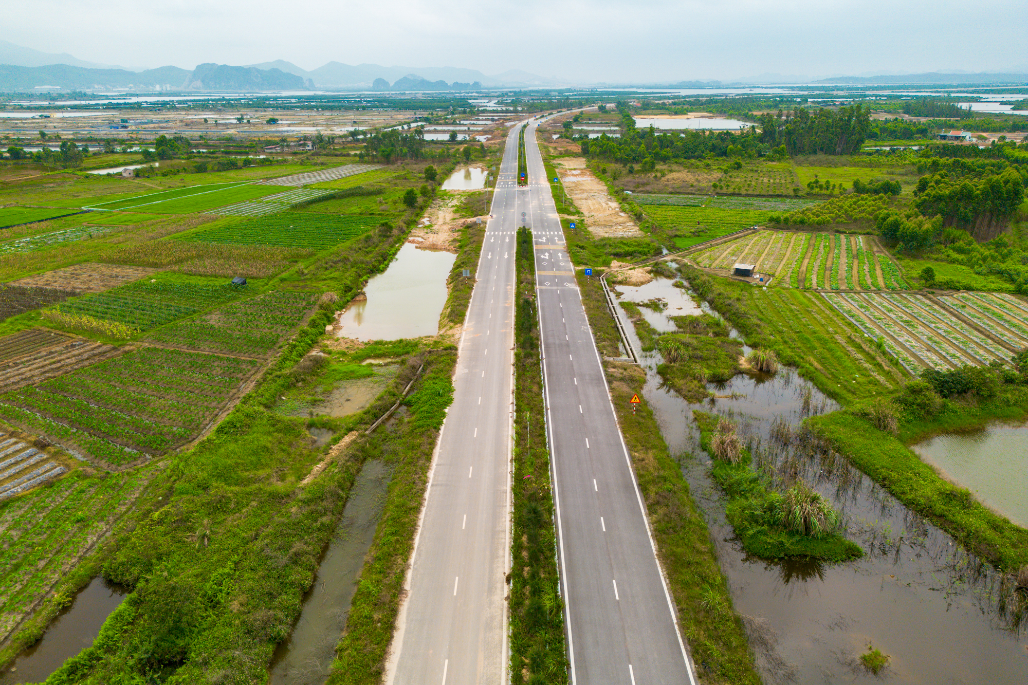 Cận cảnh nút giao rộng gấp 7 lần hồ Hoàn Kiếm, có đường nhánh dài gấp 6 lần nhịp chính cầu Nhật Tân kết nối trực tiếp tới  siêu đô thị 18 tỷ USD tại Quảng Ninh- Ảnh 12.