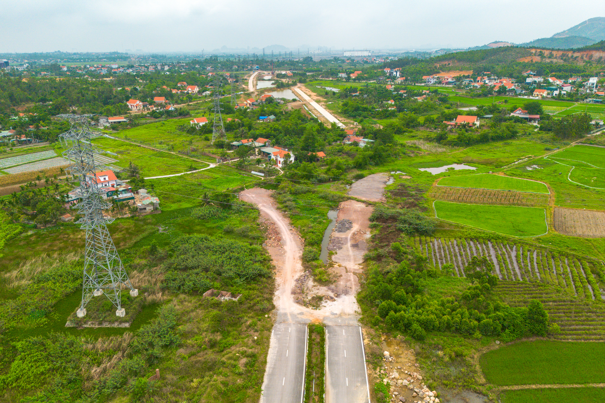 Cận cảnh nút giao rộng gấp 7 lần hồ Hoàn Kiếm, có đường nhánh dài gấp 6 lần nhịp chính cầu Nhật Tân kết nối trực tiếp tới  siêu đô thị 18 tỷ USD tại Quảng Ninh- Ảnh 6.