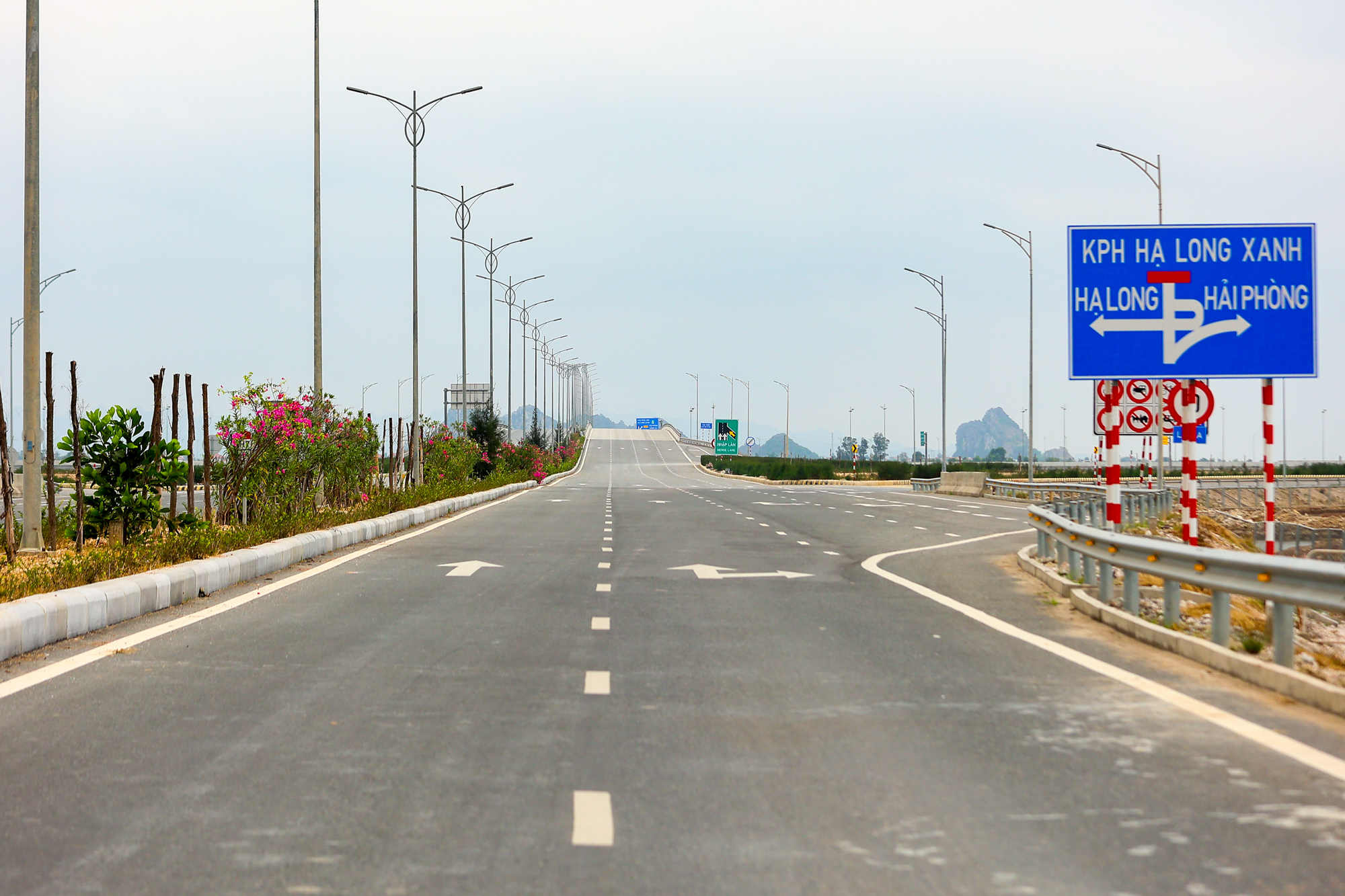 Cận cảnh nút giao rộng gấp 7 lần hồ Hoàn Kiếm, có đường nhánh dài gấp 6 lần nhịp chính cầu Nhật Tân kết nối trực tiếp tới  siêu đô thị 18 tỷ USD tại Quảng Ninh- Ảnh 8.