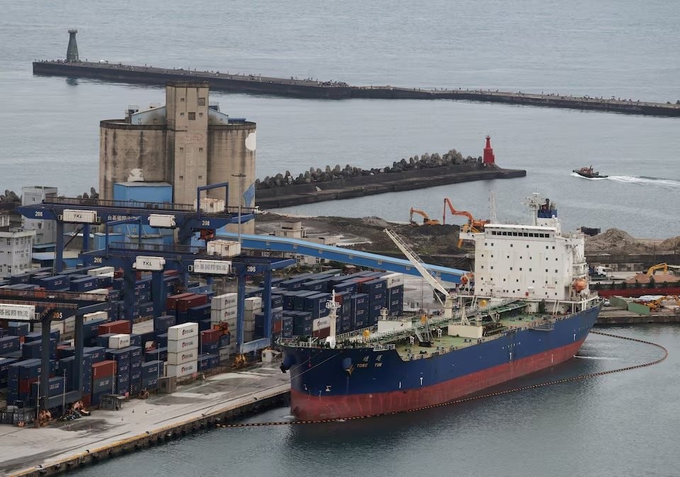 Nền kinh tế 4.500 tỷ USD không muốn vẫn phải quay sang nhập HDPE từ Trung Quốc: Nguồn cung cũ đứt gãy, sản xuất trong nước bị đe dọa - Ảnh 2.