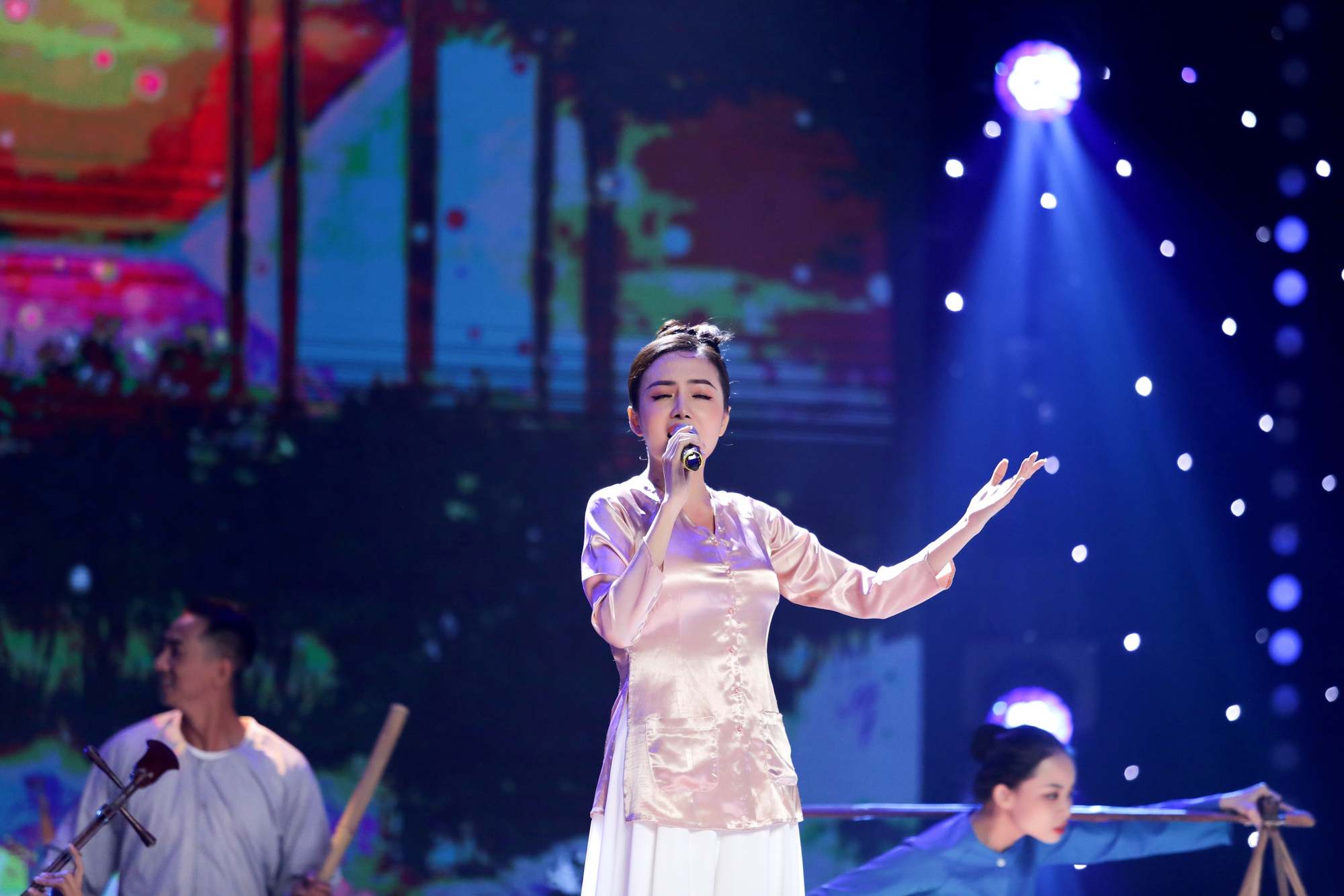 Nữ ca sĩ bị mẹ lên tận TP.HCM bắt về- Ảnh 2.