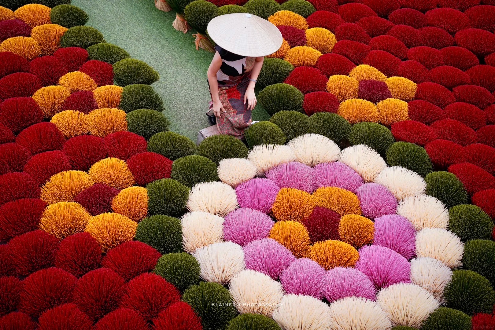 Cách Hà Nội chỉ 1 giờ chạy xe có một ngôi làng "đẹp như tranh vẽ" lên báo Tây liên tục: Mỗi tháng làm 50 tấn hương, xuất khẩu đi cả Ấn Độ - Trung Quốc - Ảnh 6.