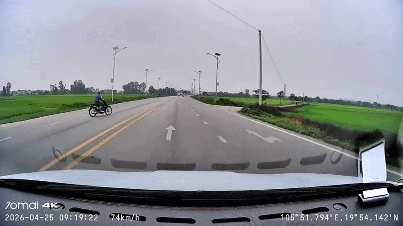Clip xe ô tô húc bay xe máy xuống ruộng: Cục CSGT khẳng định tài xế không có lỗi - Ảnh 1.