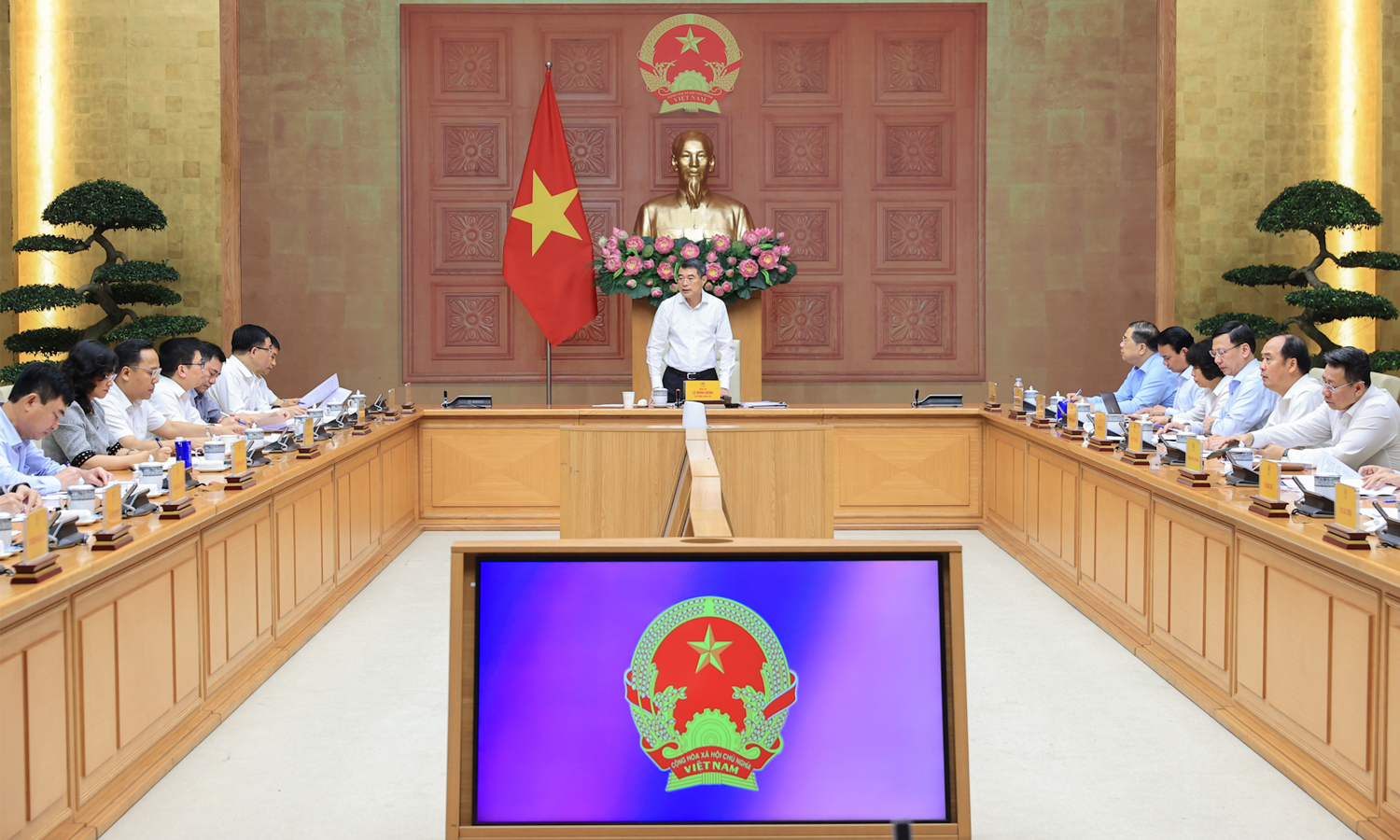 Thủ tướng: Phấn đấu nâng tổng mức dự trữ xăng dầu trong nước lên 90 ngày - Ảnh 1.