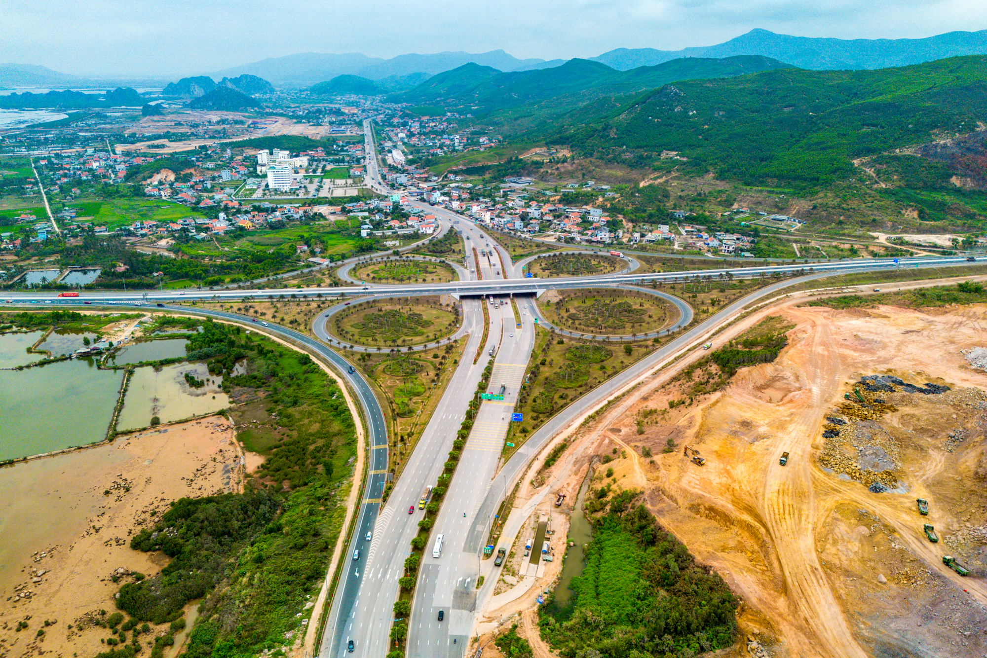 Mô giới, nhà đầu tư nườm nượp đổ về “siêu đô thị 18 tỷ USD” của  Vinhomes: Khách sạn kín phòng, quán cơm kín chỗ - Ảnh 3.