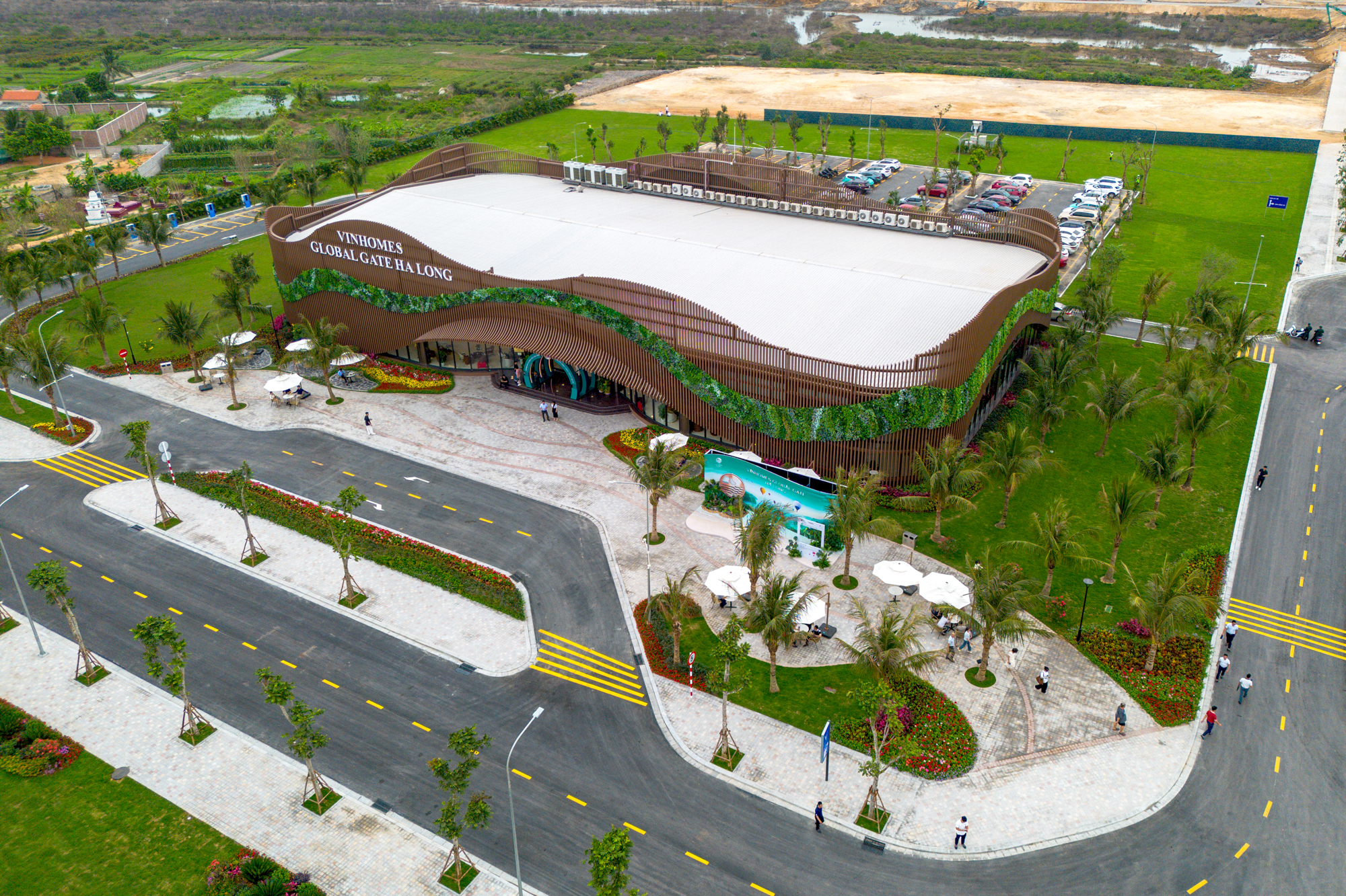 Mô giới, nhà đầu tư nườm nượp đổ về “siêu đô thị 18 tỷ USD” của  Vinhomes: Khách sạn kín phòng, quán cơm kín chỗ - Ảnh 4.