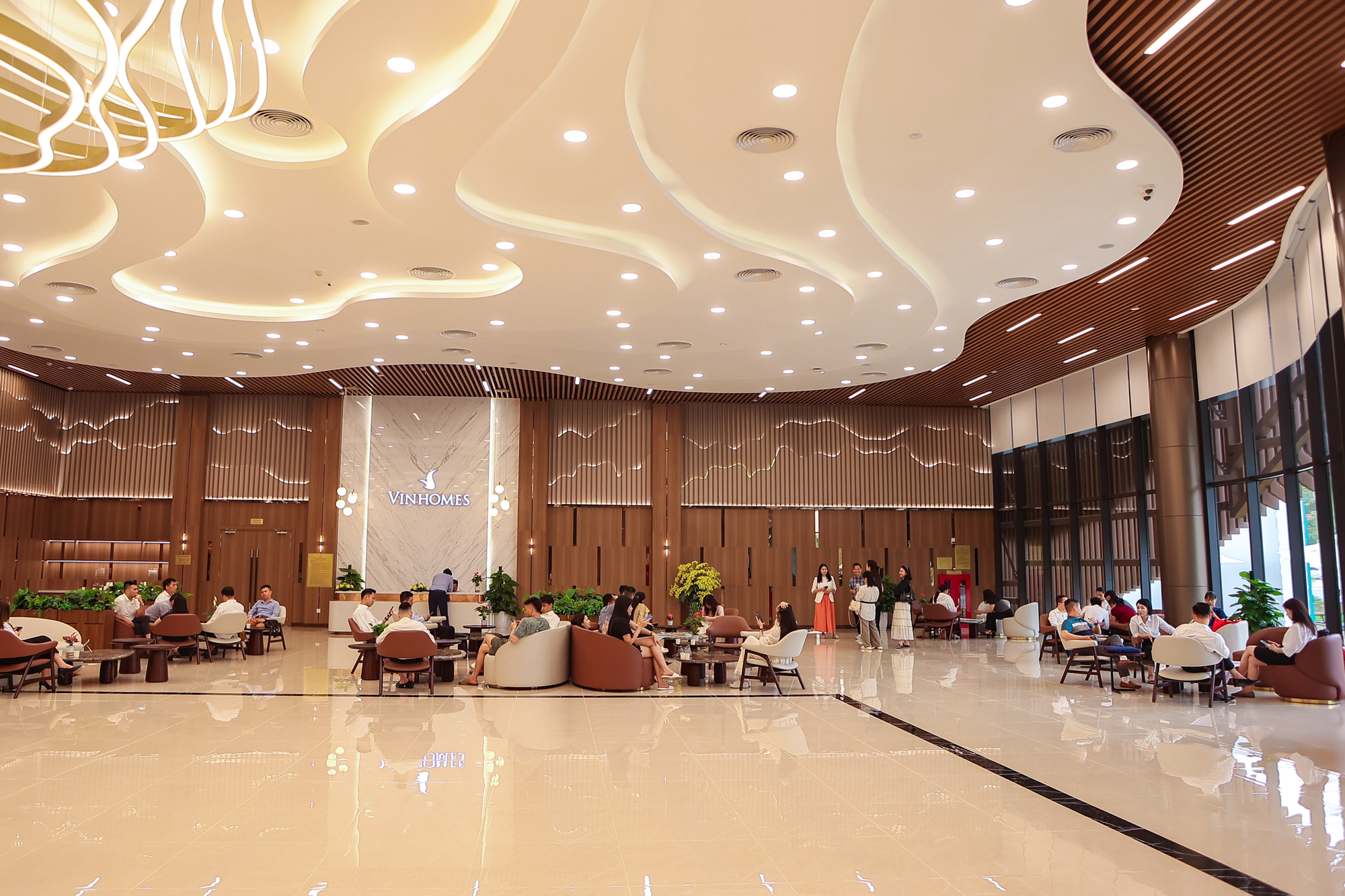 Mô giới, nhà đầu tư nườm nượp đổ về “siêu đô thị 18 tỷ USD” của  Vinhomes: Khách sạn kín phòng, quán cơm kín chỗ - Ảnh 7.