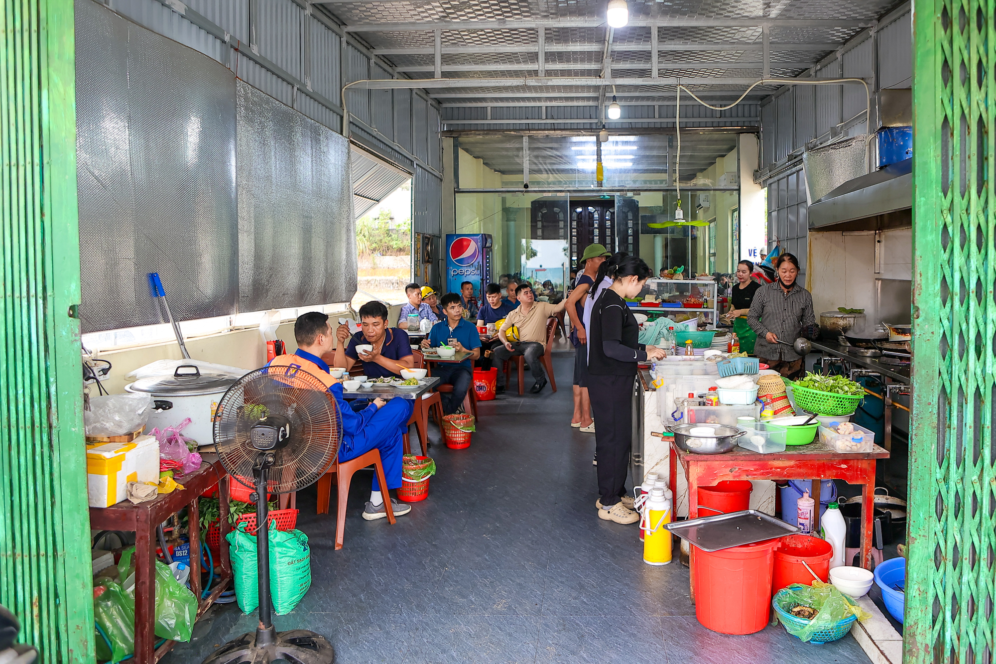 Mô giới, nhà đầu tư nườm nượp đổ về “siêu đô thị 18 tỷ USD” của  Vinhomes: Khách sạn kín phòng, quán cơm kín chỗ - Ảnh 8.