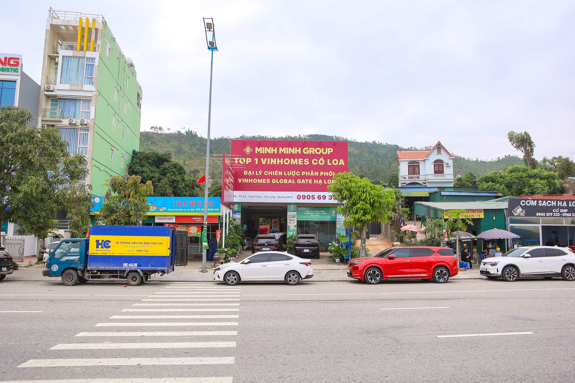 Mô giới, nhà đầu tư nườm nượp đổ về “siêu đô thị 18 tỷ USD” của  Vinhomes: Khách sạn kín phòng, quán cơm kín chỗ - Ảnh 9.
