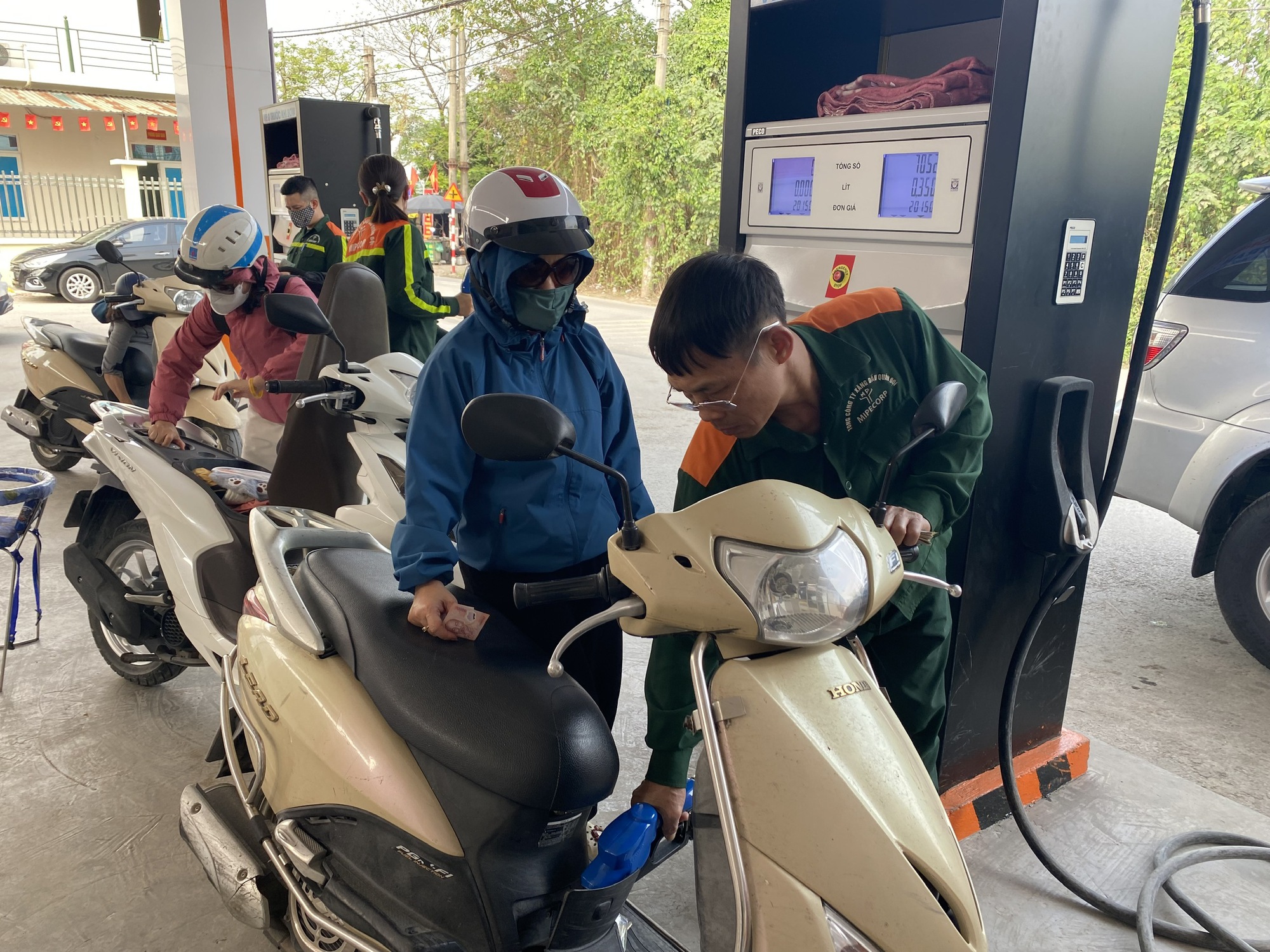 Giá xăng dầu mới nhất áp dụng từ 15 giờ 29-4 - Ảnh 1.