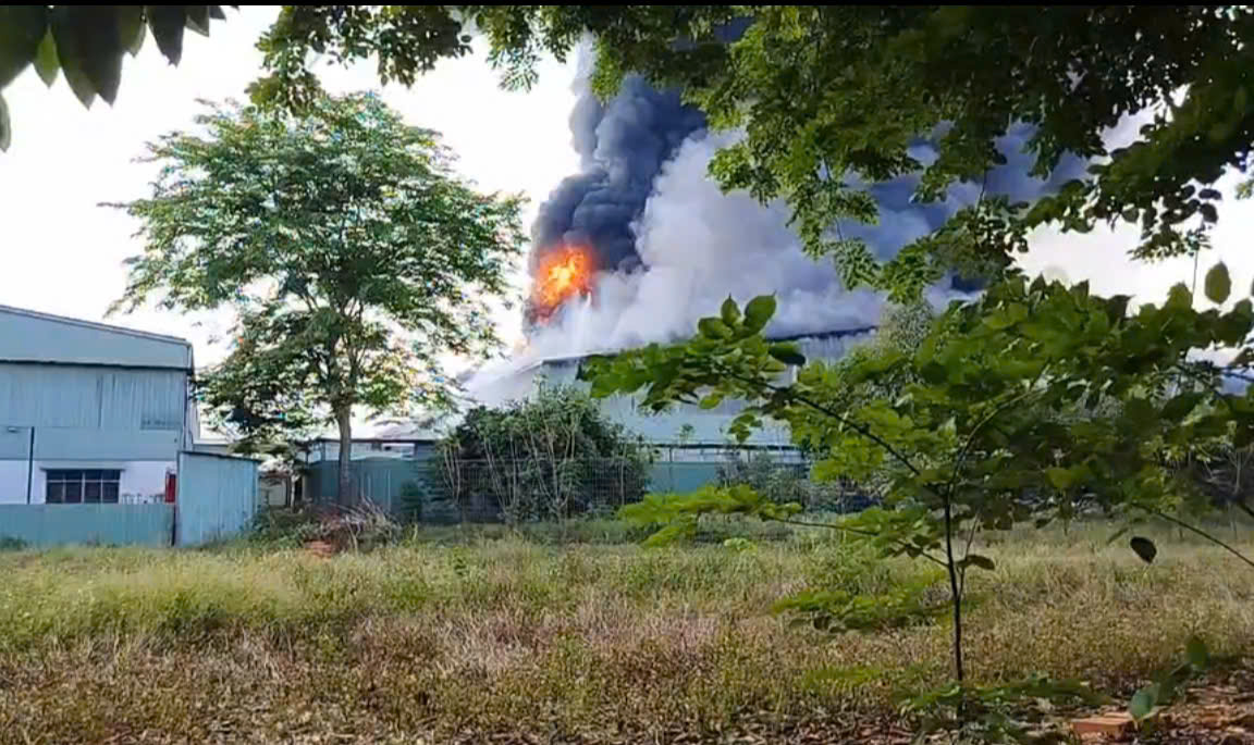 Cháy nhà xưởng TPHCM 7 . 000 M²: Hỏa hoạn lớn thiêu rụi tài sản nhưng không có thiệt hại về người - Ảnh 1.