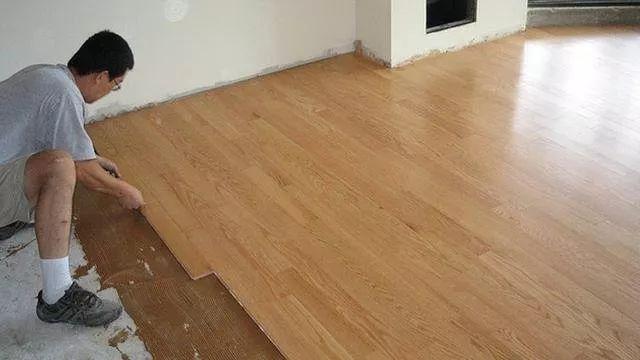 Thợ xây 30 năm cảnh báo: Đừng lát sàn gỗ trực tiếp lên gạch men nếu không muốn tốn thêm hàng chục triệu sửa lại - Ảnh 2.