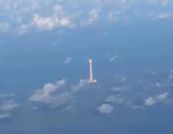 Ngoài cửa sổ máy bay là lịch sử: Hành khách vô tình bắt gặp cảnh tên lửa đưa con người lên Mặt trăng sau 54 năm- Ảnh 2.