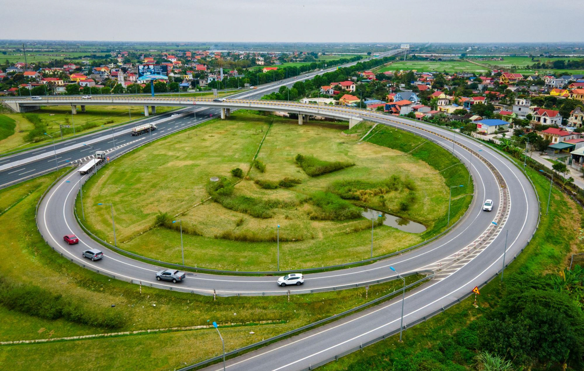 Không phải đất cứ gần sân bay, metro, cao tốc là tăng giá: Chuyên gia chỉ thẳng yếu tố bất ngờ - Ảnh 2.