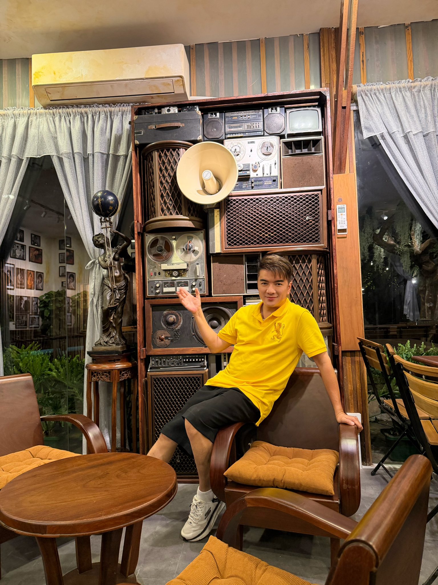 Chuyện gì đang xảy ra tại quán cà phê ở Thảo Điền của "ông hoàng nhạc Việt" đình đám một thời? - Ảnh 2.