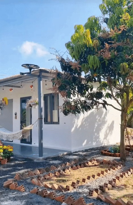 25 tuổi xây nhà 70m² chỉ với 200 triệu ở Khánh Hòa: Nhìn căn nhà nhỏ giữa sân vườn, nhiều người không tin nổi chi phí- Ảnh 1.