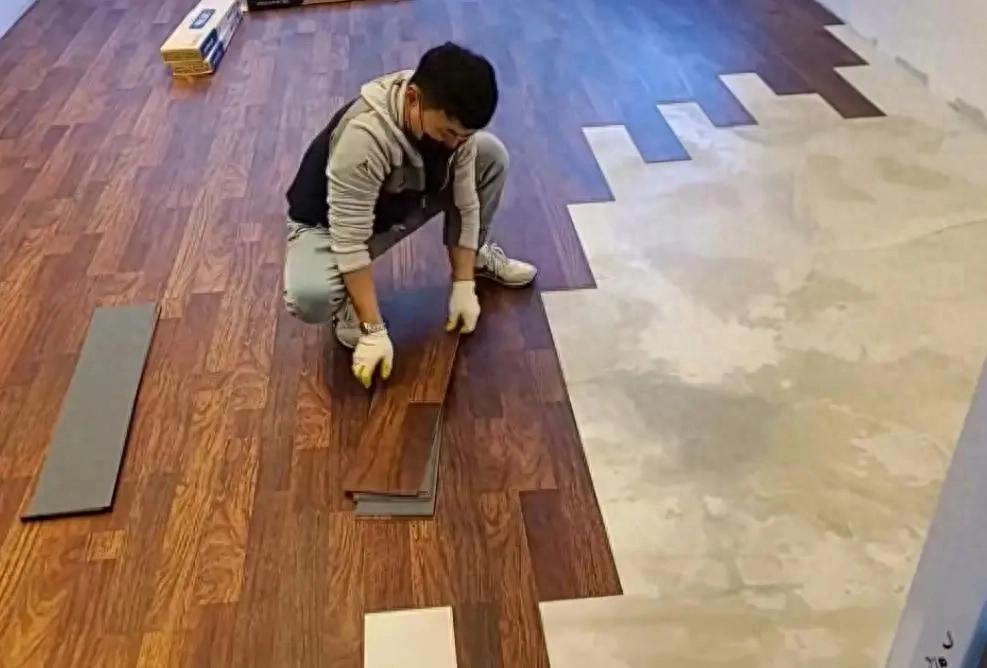 Thợ xây 30 năm cảnh báo: Đừng lát sàn gỗ trực tiếp lên gạch men nếu không muốn tốn thêm hàng chục triệu sửa lại - Ảnh 1.