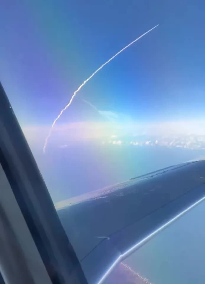 Ngoài cửa sổ máy bay là lịch sử: Hành khách vô tình bắt gặp cảnh tên lửa đưa con người lên Mặt trăng sau 54 năm- Ảnh 1.