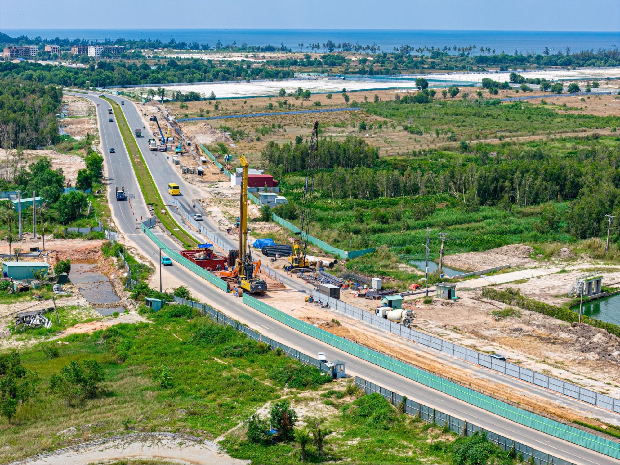 “Soi” tàu điện LRT Phú Quốc: Chạy 100 km/h, chở 4.500 khách, thẳng tiến đến công trình kỷ lục thế giới  - Ảnh 1.