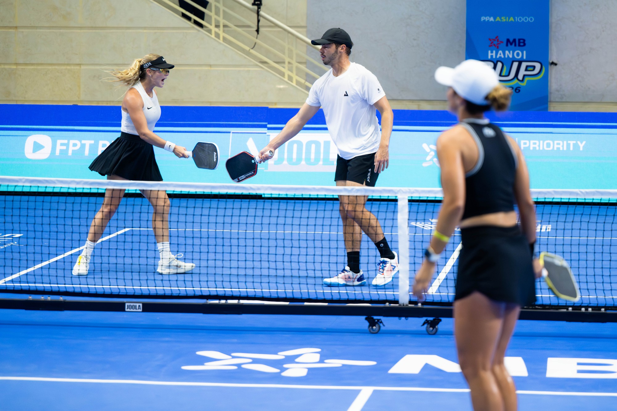 Đẳng cấp thế giới hội tụ: Anna Thu Thuỷ, Ben Johns thắng dễ Parenteau và Oncins giành vé vào bán kết PPA Asia 1000 Hanoi Cup- Ảnh 1.