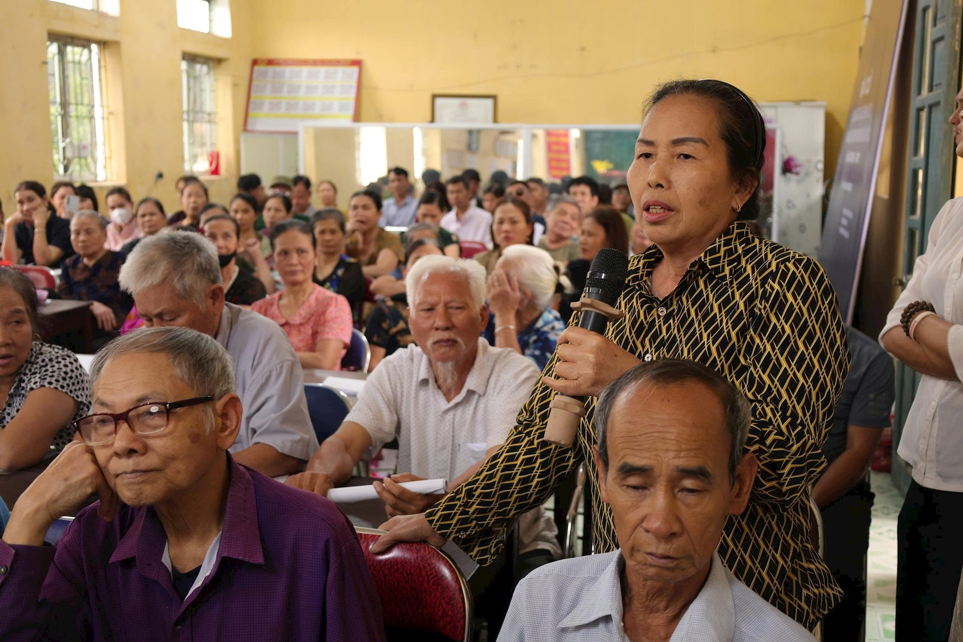 Hàng trăm người dân ngồi chật kín nhà văn hóa nghe mức giá đền bù đất tại siêu dự án Olympic 925.000 tỷ đồng có quy mô lớn nhất lịch sử Vingroup- Ảnh 1.