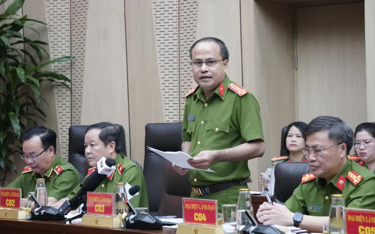 Thượng tá Hồ Văn Hùng, Phó cục trưởng C03 thông tin tại họp báo.