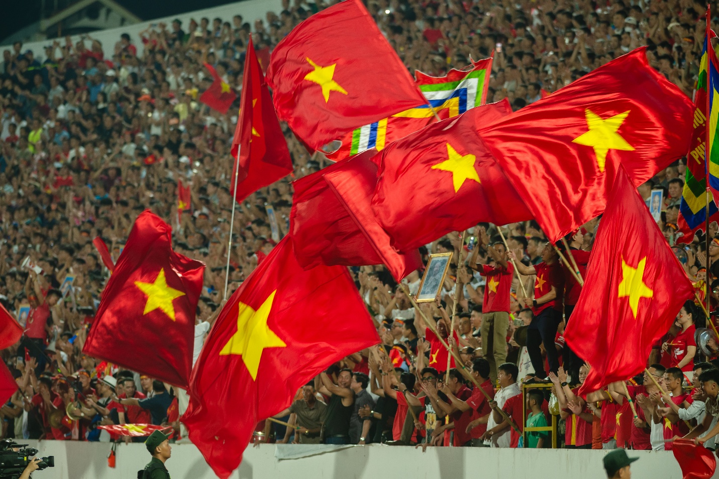 Tiếp lửa sân cỏ: Khi triệu trái tim trở thành sức mạnh của đội tuyển - Ảnh 1.