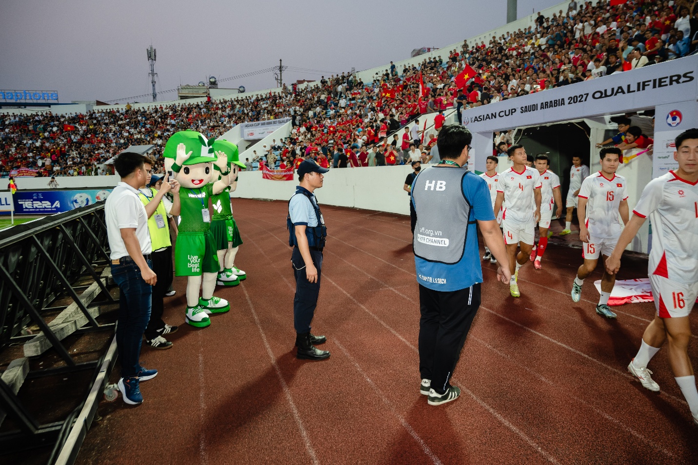 Tiếp lửa sân cỏ: Khi triệu trái tim trở thành sức mạnh của đội tuyển - Ảnh 4.