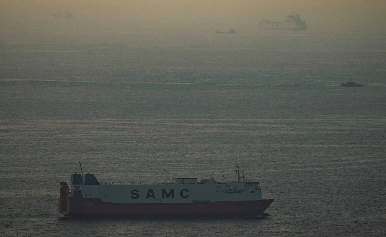 Một tàu chở hàng của EU báo tin vui không ngờ từ eo biển Hormuz- Ảnh 1.