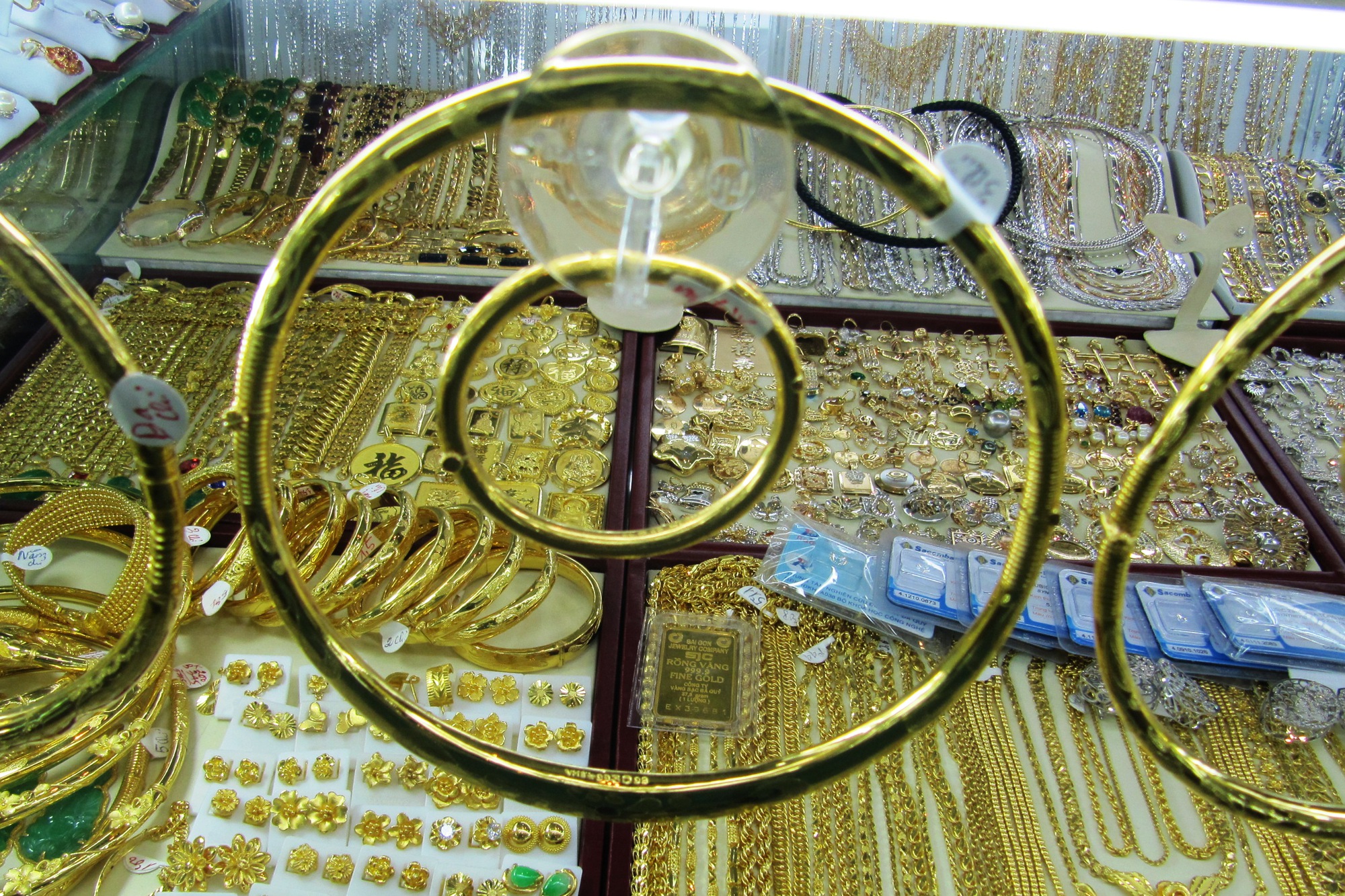 Giá vàng SJC giảm mạnh , người mua lỗ lớn trong tháng 4 năm 2026 - Ảnh 2.