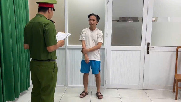 Khám xét khẩn cấp hàng loạt địa điểm, bắt tạm giam Lê Văn Hiền SN 1984 và 11 người- Ảnh 1.