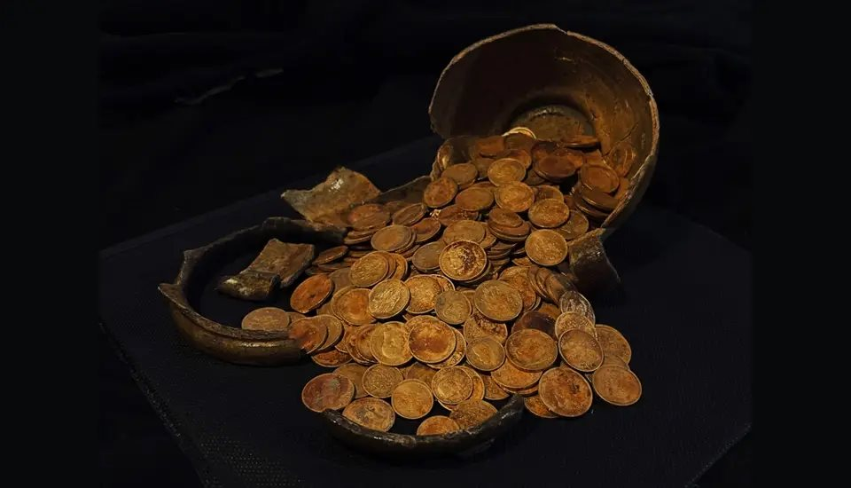 Lâu lắm rồi nước Nga mới tìm thấy kho báu lớn như vậy: Nắp tự vỡ, vàng ở đâu tuôn ra “xối xả như mưa”- Ảnh 2.