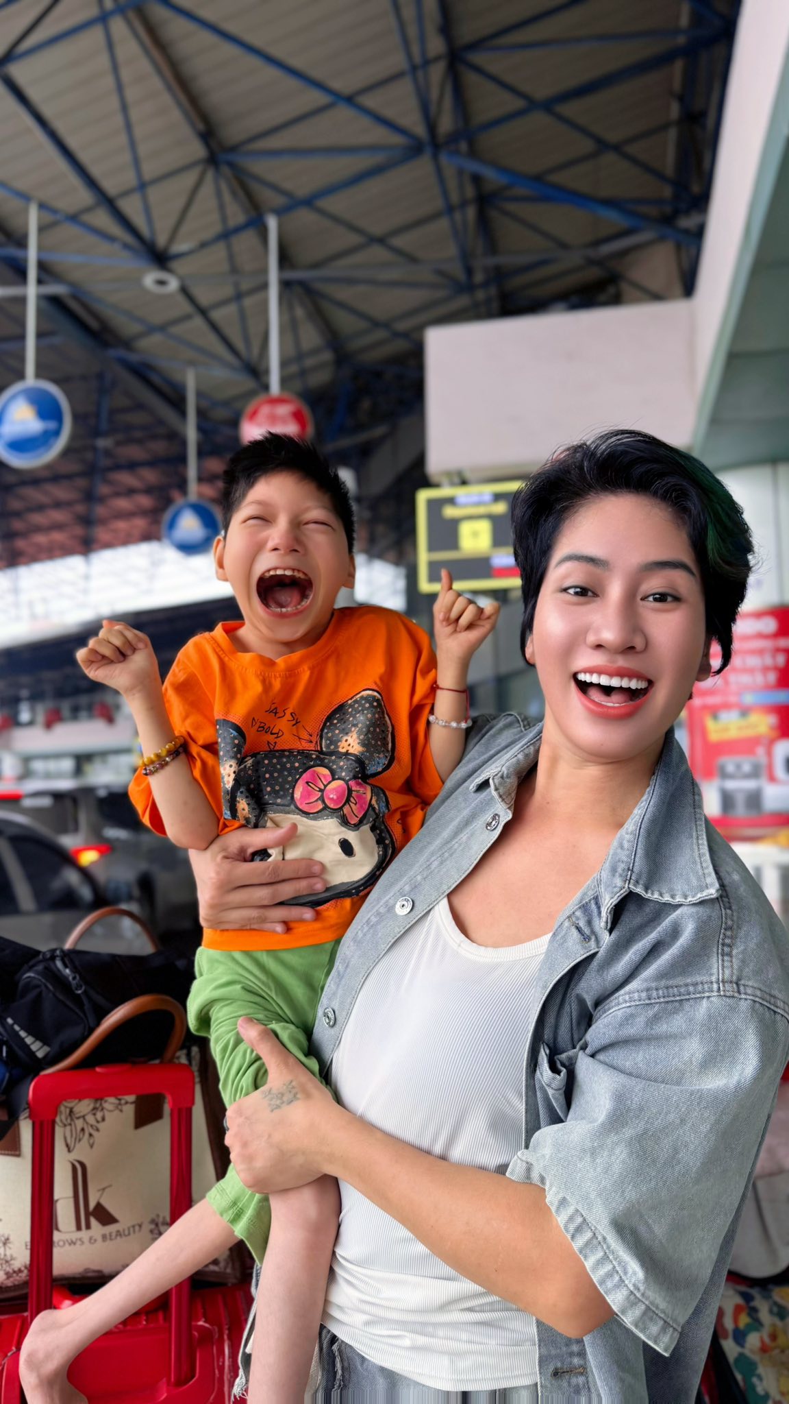 Nữ diễn viên Việt thả con bại não xuống biển, hàng trăm người phải thốt lên: "Người mẹ vĩ đại" - Ảnh 1.