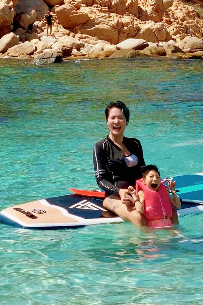 Nữ diễn viên Việt thả con bại não xuống biển, hàng trăm người phải thốt lên: "Người mẹ vĩ đại" - Ảnh 2.